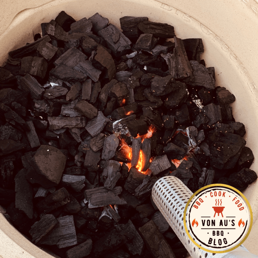 Holzkohle beim Anzünden im Grill