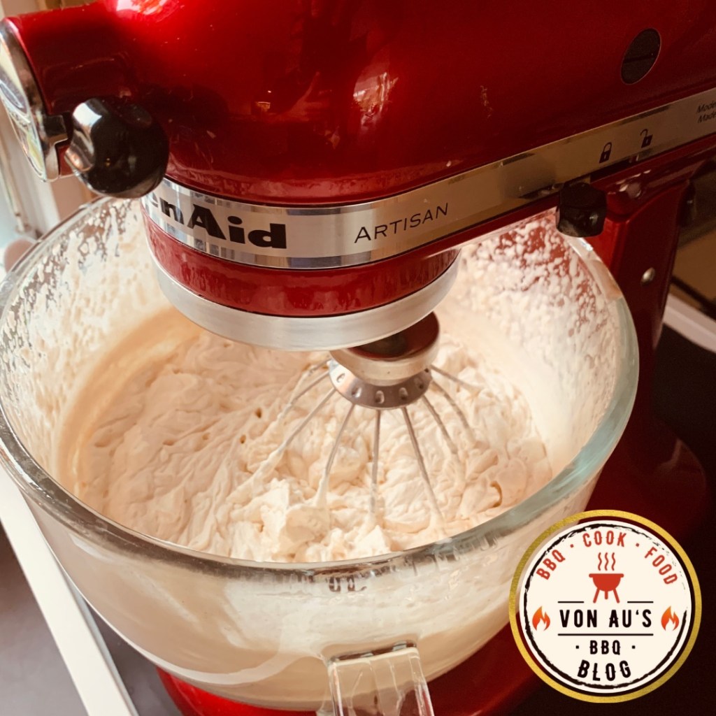 Mascarpone-Sahne-Creme in der Rührschüssel