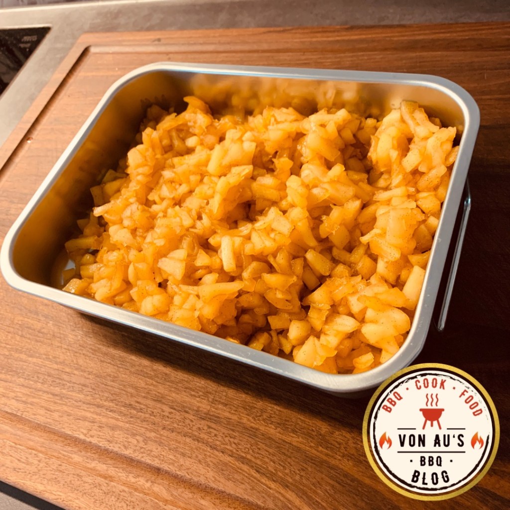 Gekochte Äpfel im Topf