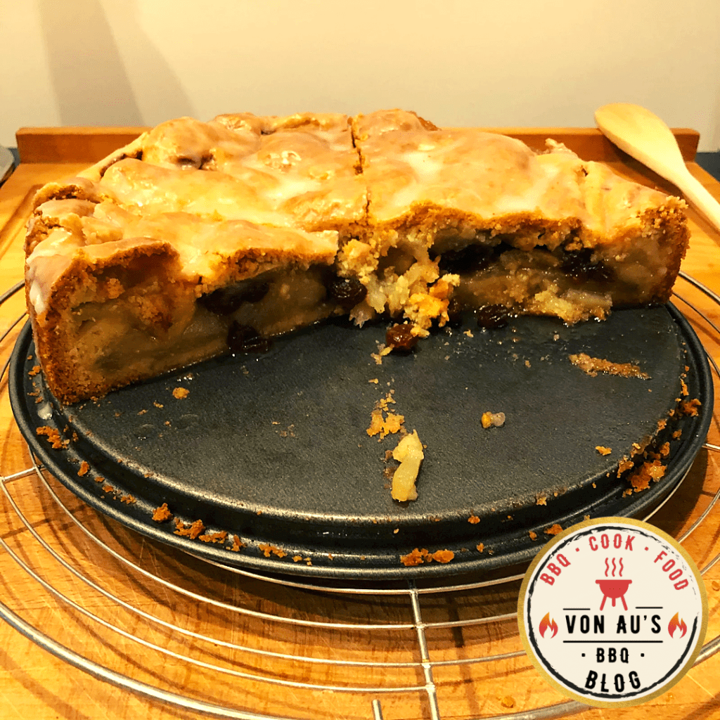 angeschnittener gedeckter Apfelkuchen