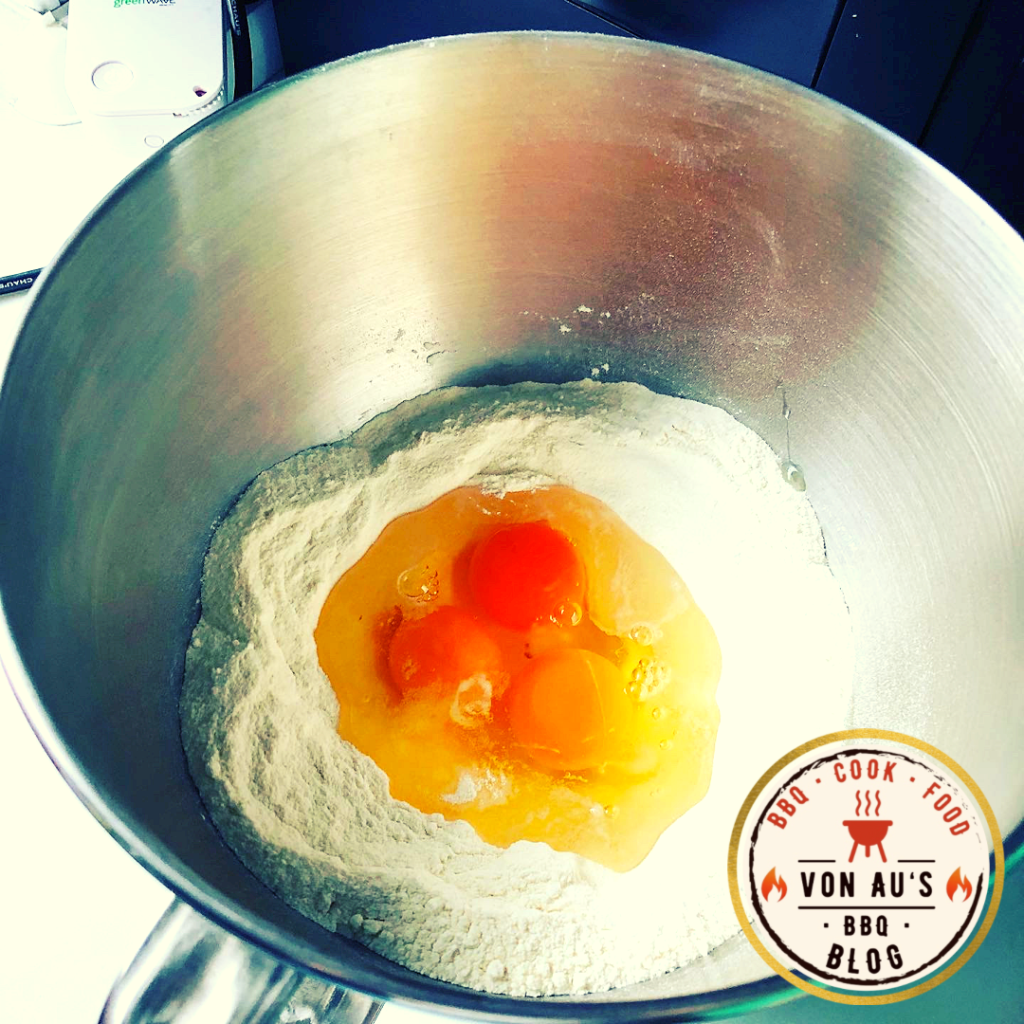 Eier und Mehl in der Rührschüssel