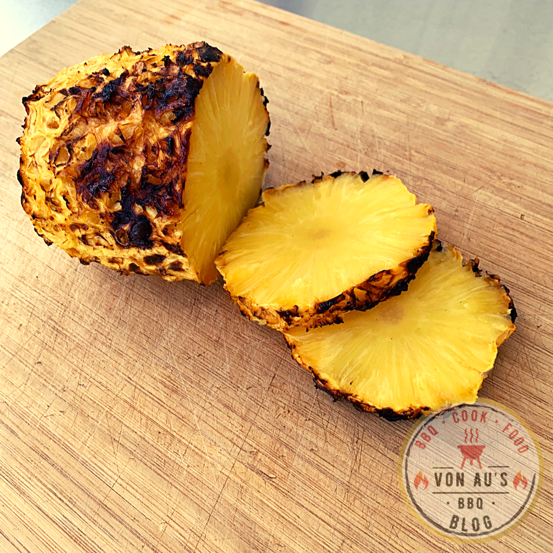 Ganze gegrillte Ananas vom Big Green Egg