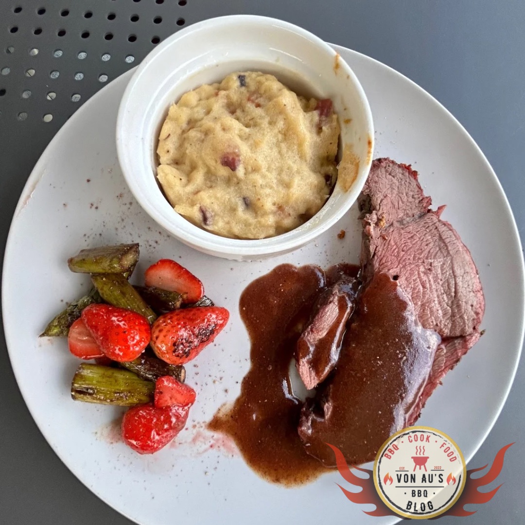 Glasierte Hirschkugel | Semmelknödel-Soufflé | Spargel | Erdbeeren
