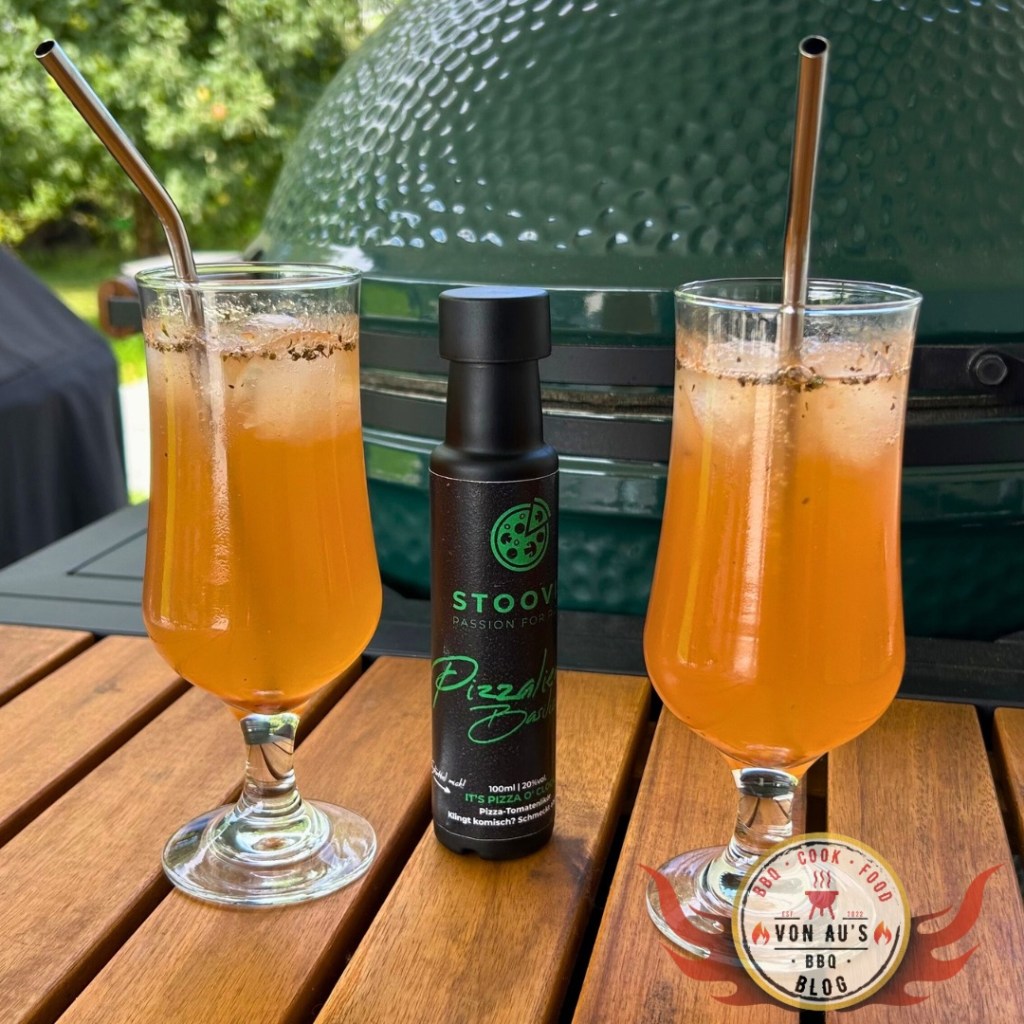 Wenn Gin Tonic auf Basilikumlikör trifft, entsteht mehr als nur ein Drink – der BBQ Garden Spritz ist der perfekte Start in deinen Grillabend.

Mit dem aromatischen Pizzaliener Basilico-Likör, hochwertigem Gin und einem Hauch Tonic wird dieser Aperitif leicht, belebend und überraschend würzig.
Ein Cocktail, der nicht laut sein muss, um aufzufallen – der schmeckt wie ein Sommerabend im Kräutergarten.