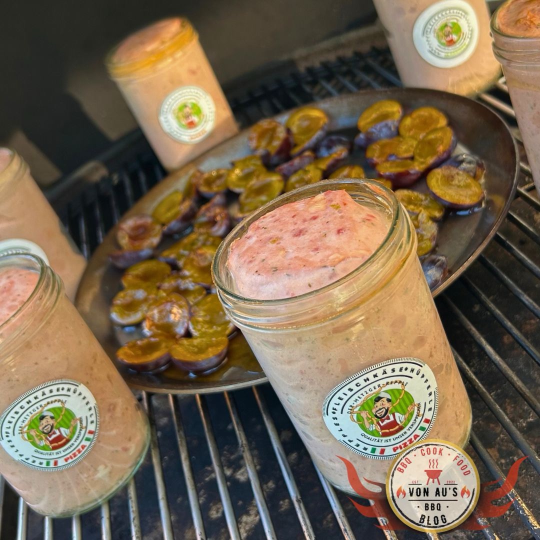 Fleischkäse im Glas mit Bratkartoffeln, BBQ-Zwiebelringen & gegrillten Zwetschgen