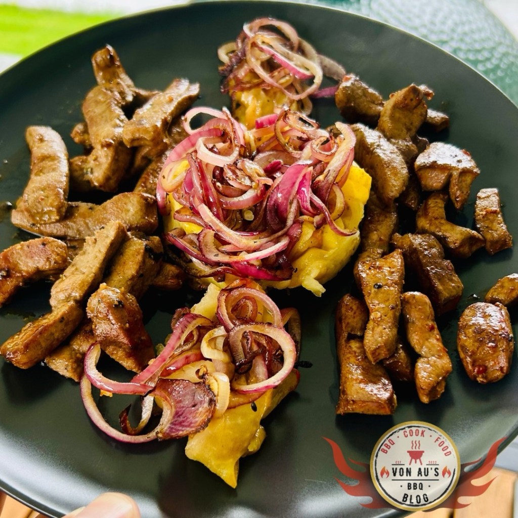 BBQ-Leber, gegrillte Apfelringen & geschmorte rote&nbsp;Kräuterzwiebeln